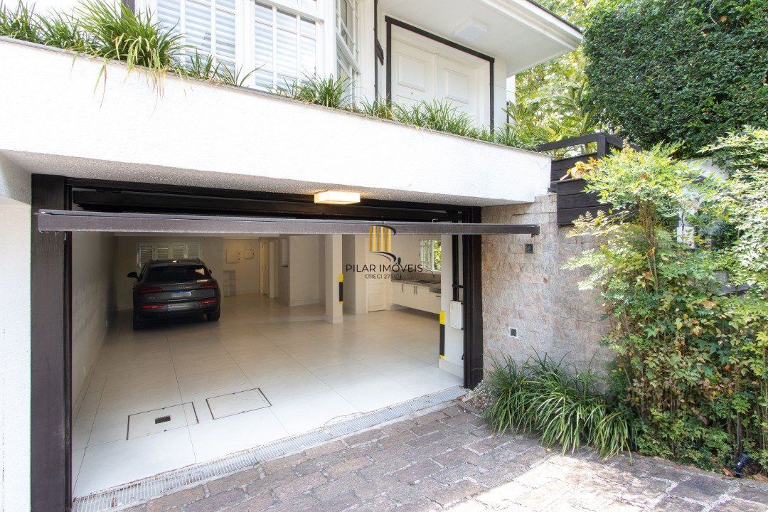 Casa em condominio, mobiliada com 741m² privativos , com 3 suítes- master
