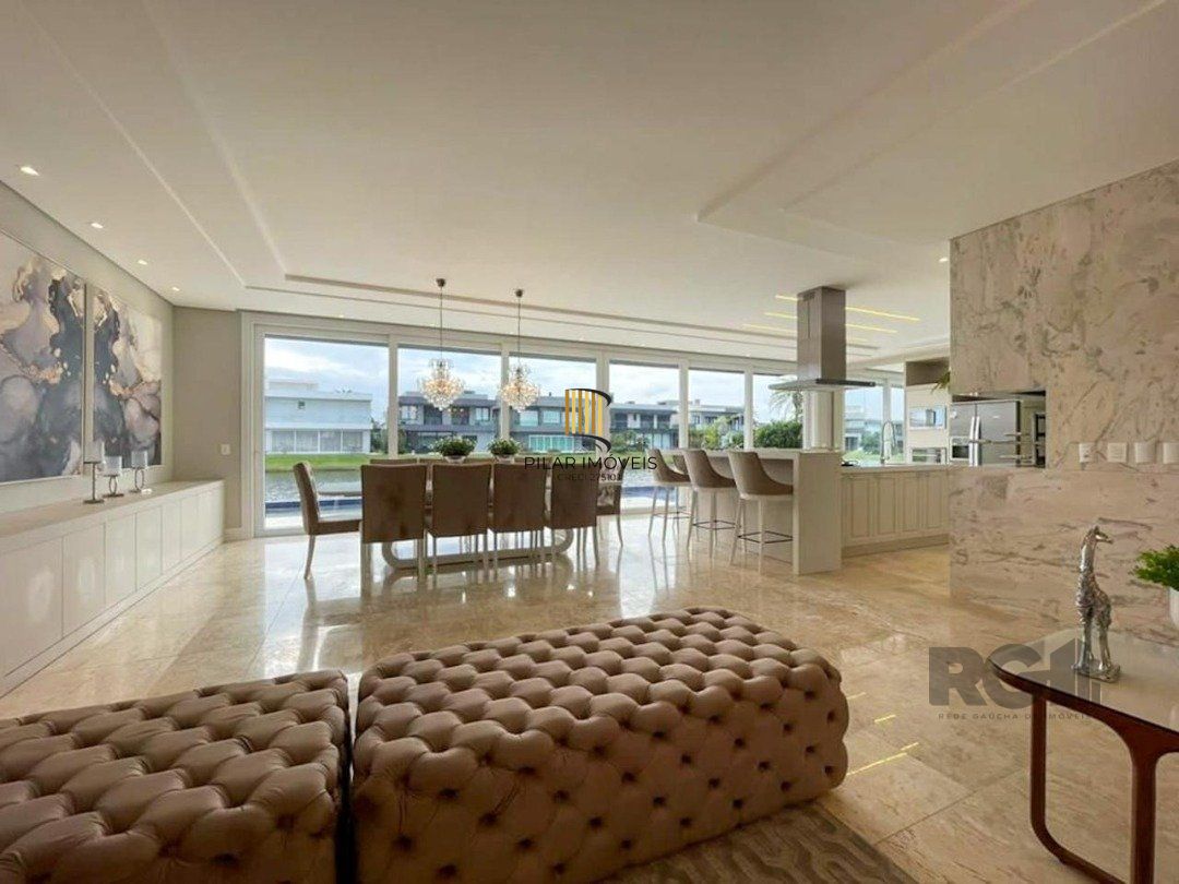 Excepcional sobrado 5 dormitórios com 5 suítes, totalmente mobiliado e ricamente decorado a beira lago em Xangrilá, no Condomínio Enseada.