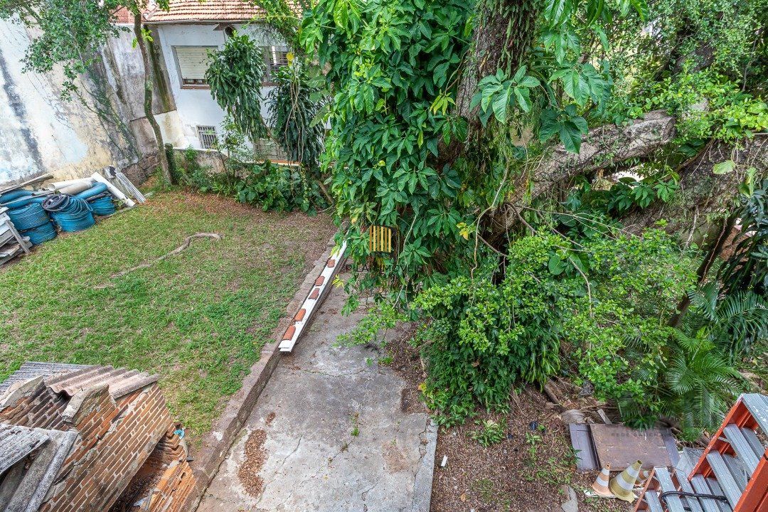 Casa  4 dormitórios, sendo 1 suíte no bairro Menino Deus em Porto Alegre