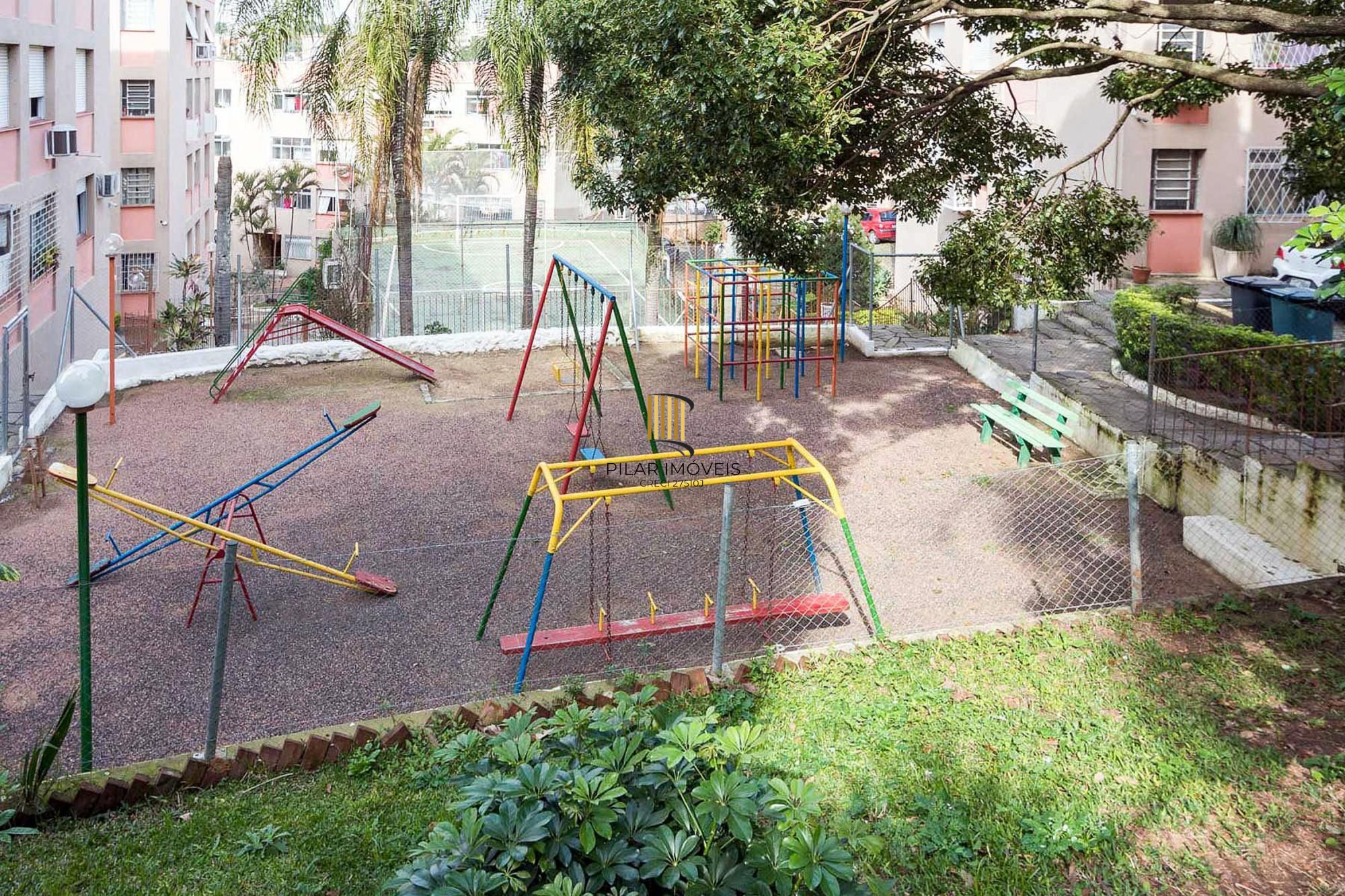 Apartamento semimobiliado à venda no bairro Cristal, 2 dormitórios, 2 banheiros, 1 vaga coberta e vista livre para o Guaíba