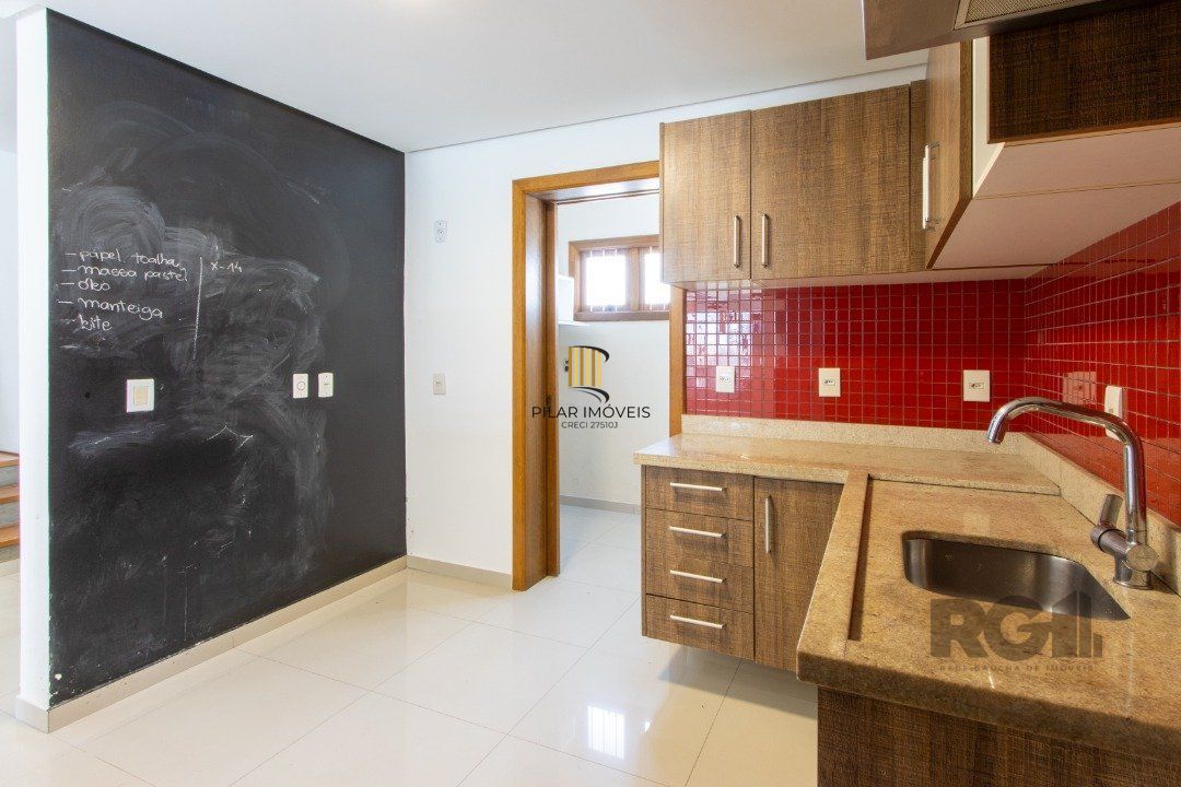 Casa 3 dormitórios no bairro Hípica