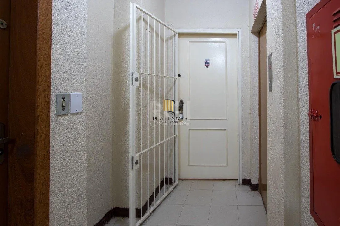 Apartamento de 2 dormitórios e 1 vaga de garagem no bairro Cristal.