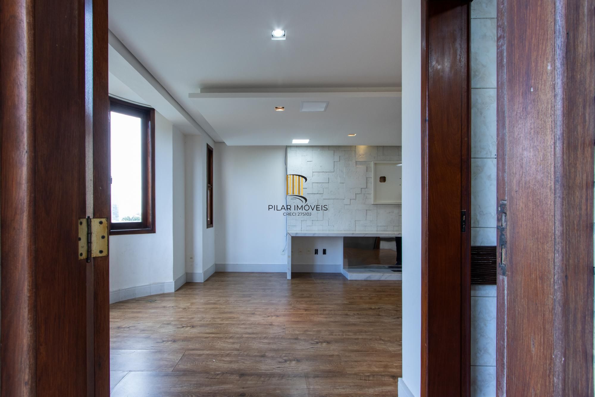 Casa de Condomínio 3 dormitórios no bairro Cristal