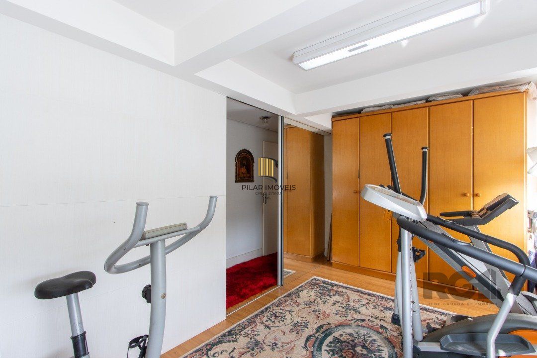Casa em condominio . com 6 suites, sendo 3 suítes master com closet e hidro.