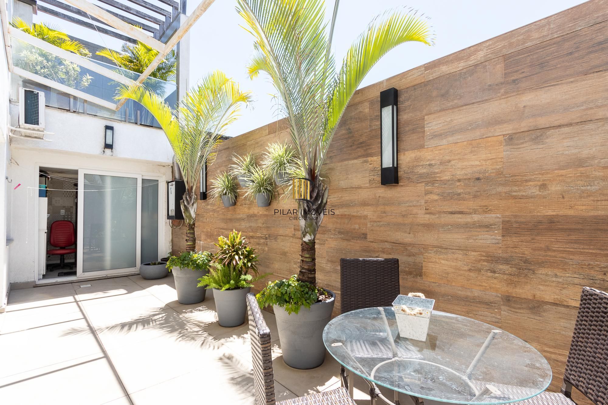 Excelente casa de 3 dormitórios, 3 suítes e 2 vagas no bairro Cavalhada.