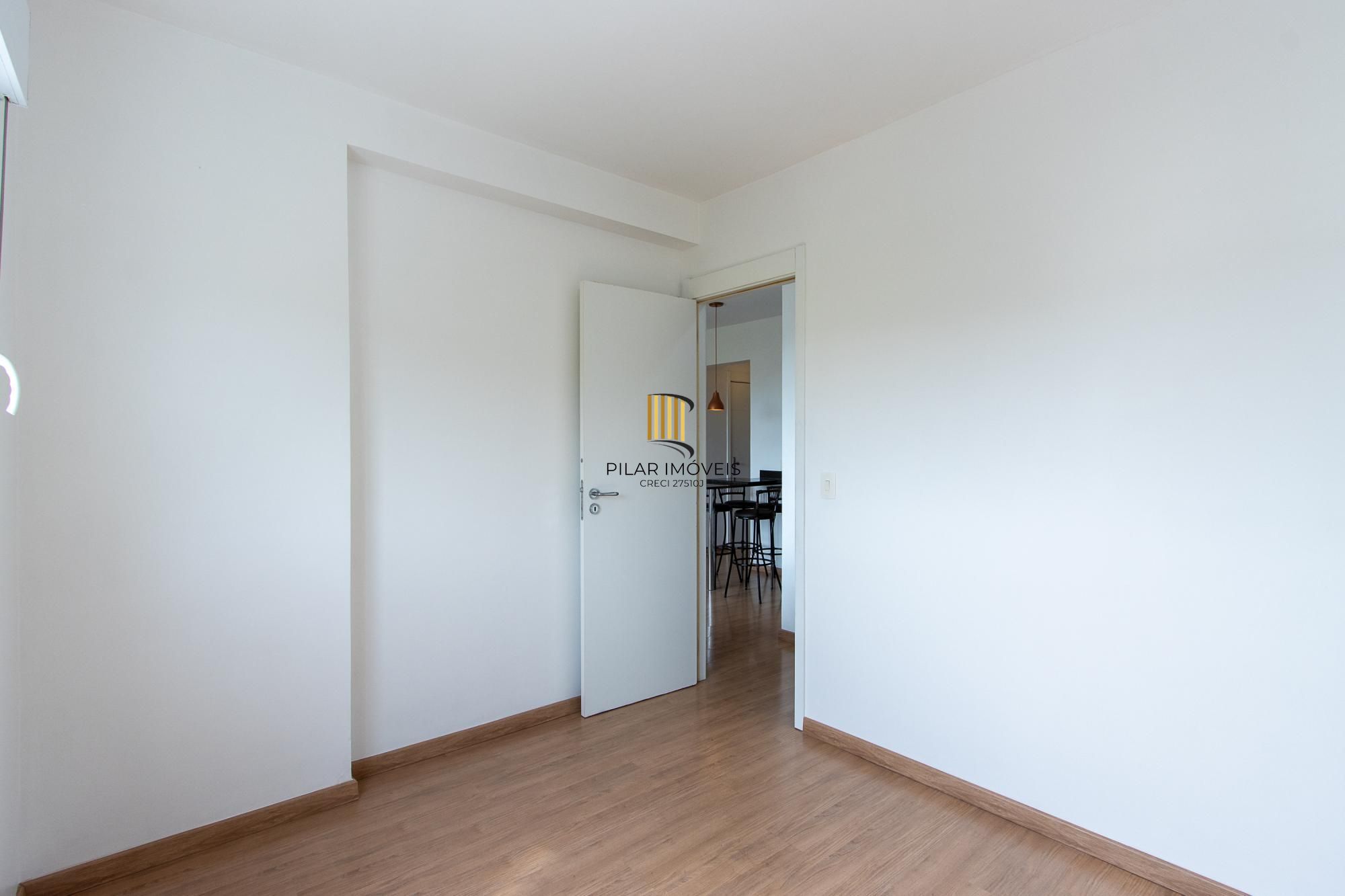 Apartamento de 2 dormitórios com suíte, churrasqueira e infraestrutura completa na Zona Sul de Porto Alegre.