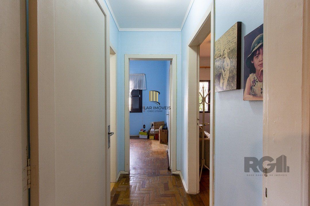 Casa térrea, 2 quartos, 2 vagas, edicula com 1 quarto e um banheiro - Bairro Tristeza