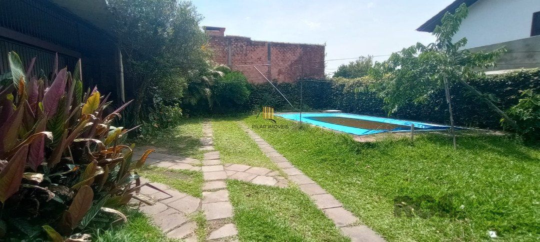 Casa de 3 dormitórios com piscina no Bairro Cristal.