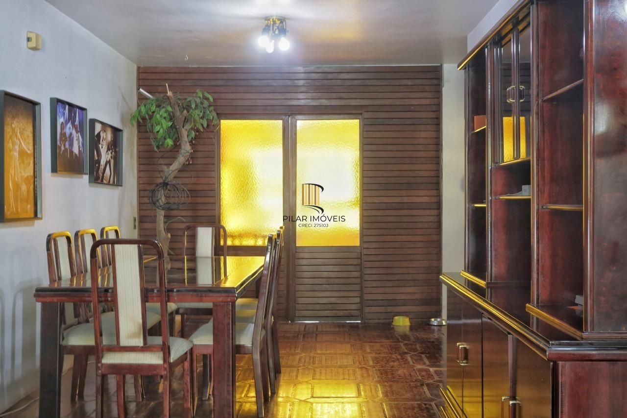Casa com 300m², localizada na zona sul de Porto Alegre, com lareira, piscina e 3 vagas de garagem cobertas.