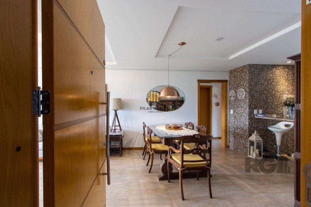 Apartamento possui 3 dormitórios, sendo 1 suíte, semi-mobiliado, com 107,27m² de área privativa, living para 2 ambientes, espaço gourmet com churrasqueira, cozinha com área de serviço; 2 vagas simples de garagem