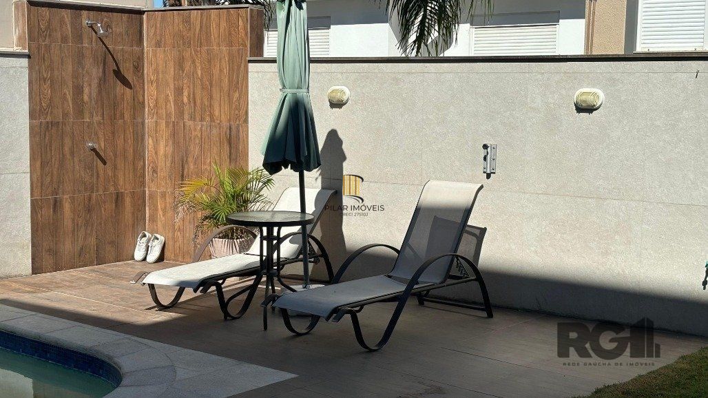 Casa em condomínio com 4 suítes, 4 vagas de garagem, pátio com piscina