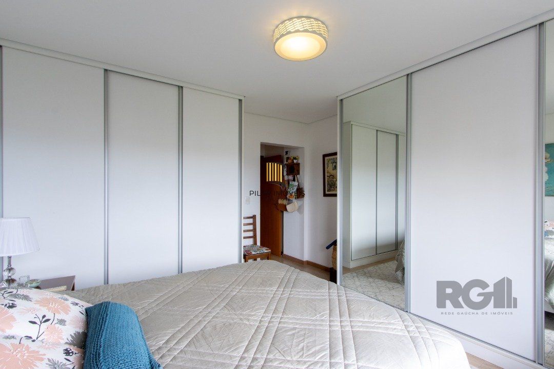 Apartamento possui 3 dormitórios, sendo 1 suíte, semi-mobiliado, com 107,27m² de área privativa, living para 2 ambientes, espaço gourmet com churrasqueira, cozinha com área de serviço; 2 vagas simples de garagem
