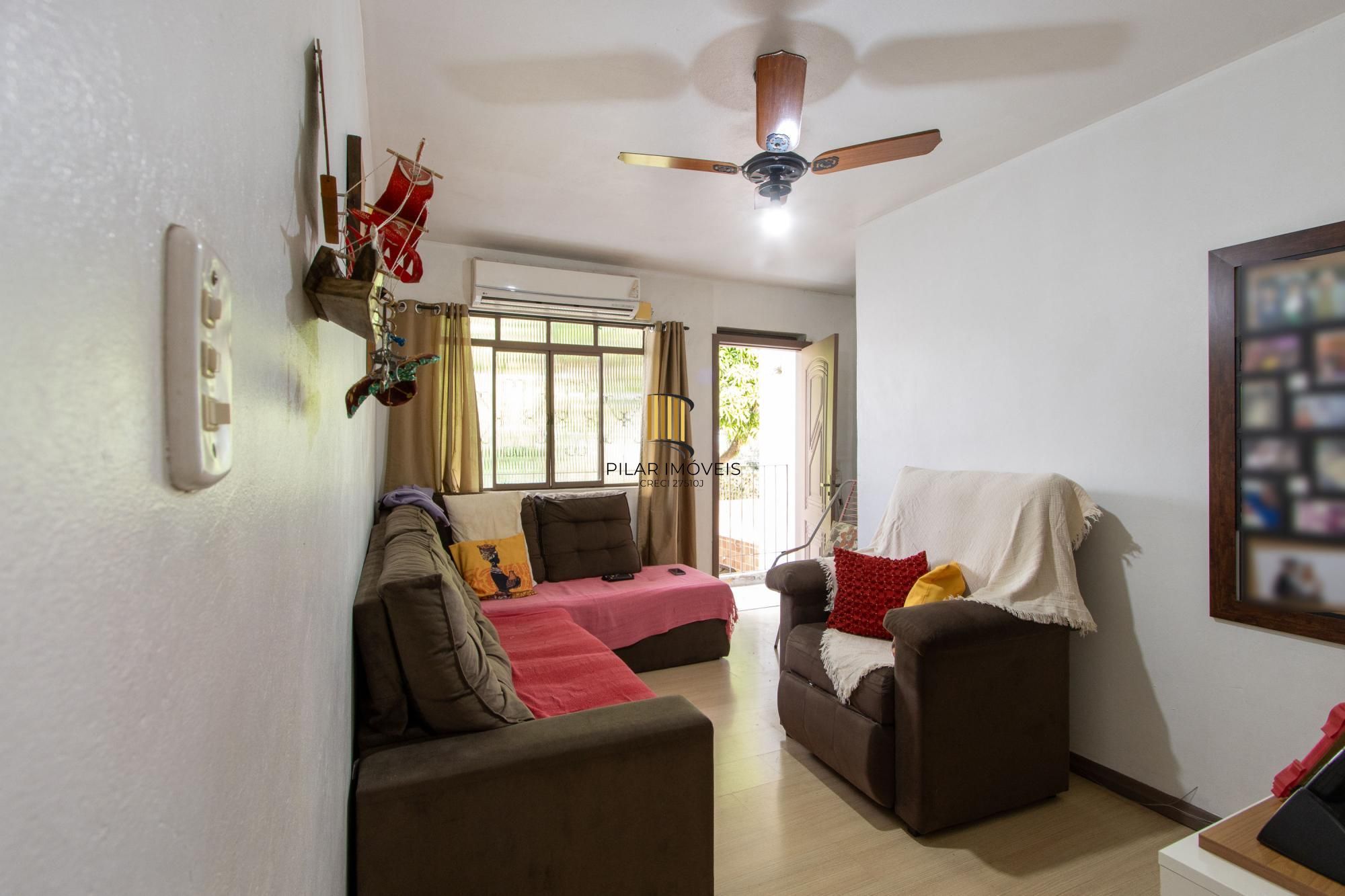Casa ampla de 2 pavimentos com 4 dormitórios, 1 suite e 4 vagas no bairro Santa Tereza!