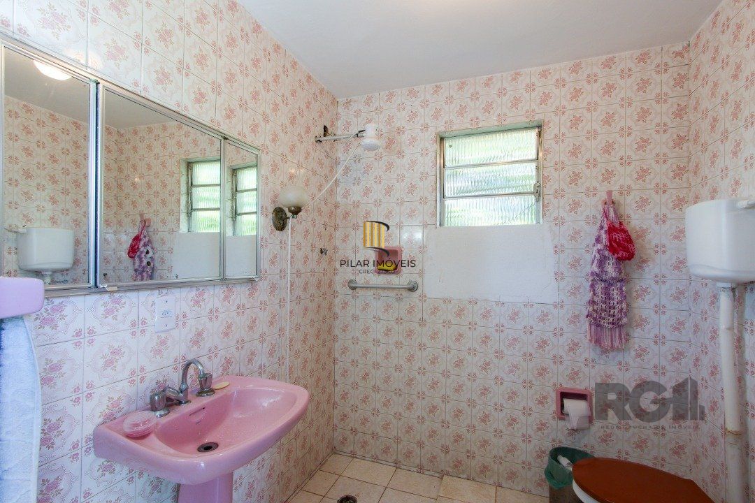 Casa de 2  dormitórios 1 vaga e um amplo pátio na Hípica Porto Alegre 