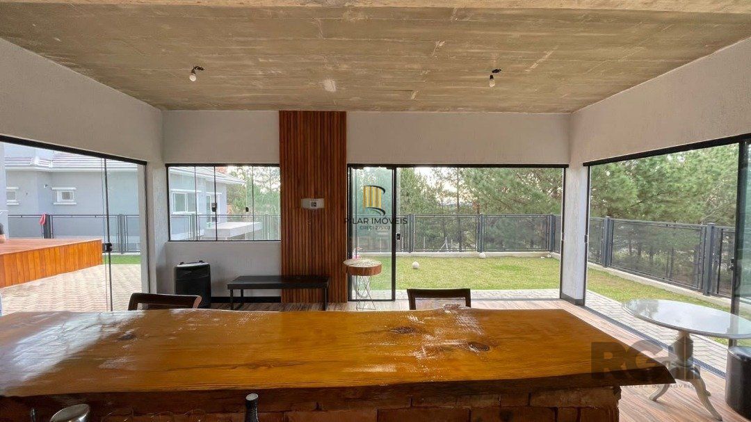 Linda Casa Ampla com 3 Suítes Construída Recentemente em Condomínio no Bairro Nobre de Gramado