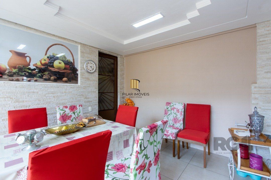 Sobrado, 3 quartos, 2 banheiros, pátio, 2 vagas, piscina - Bairro Vila Nova