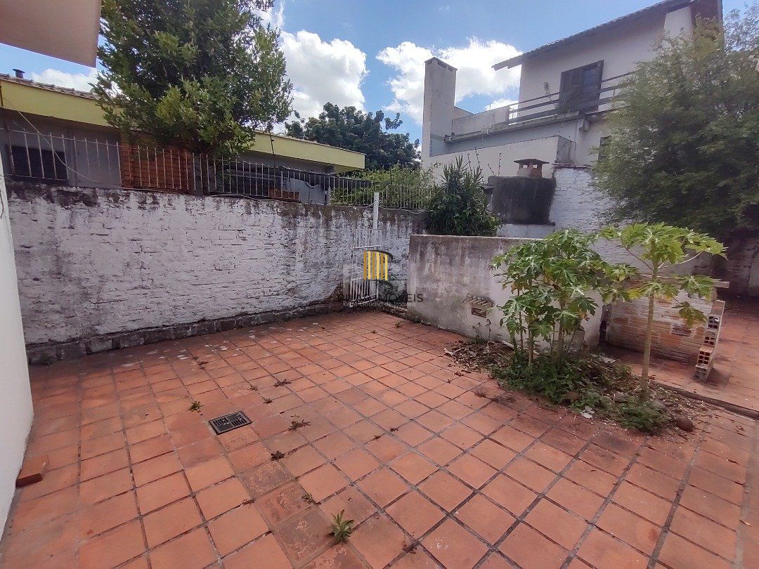 Casa à venda com 3 quartos, 1 vaga e pátio - Bairro Medianeira
