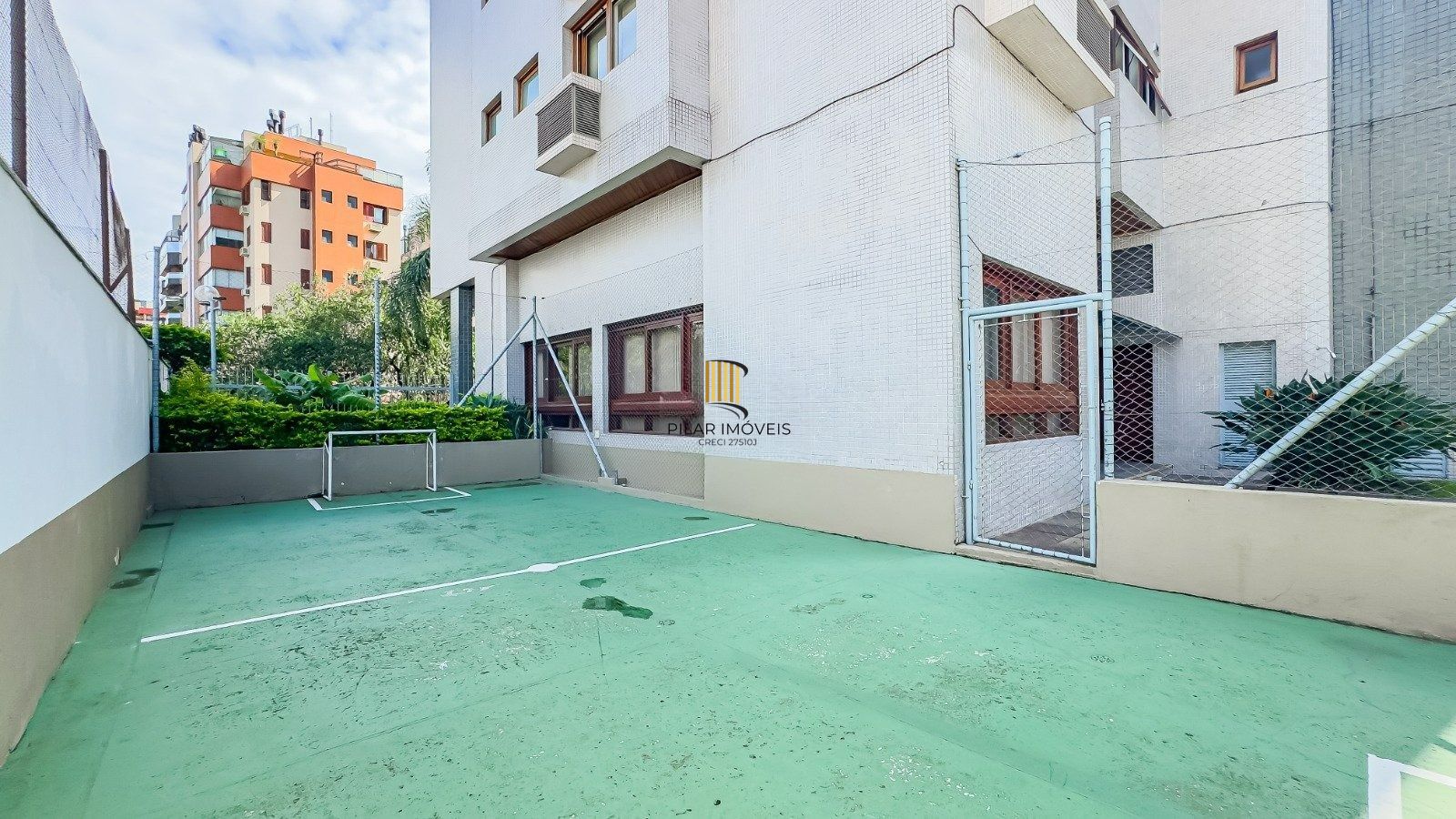 Apartamento com três quartos e três vagas, no bairro Bela Vista