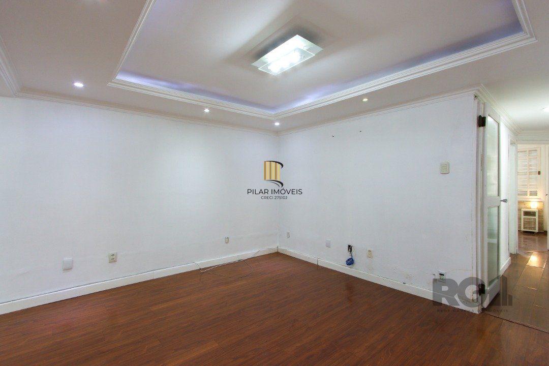 Apartamento semi-mobiliado, possui 3 dormitórios, sendo 1 suíte