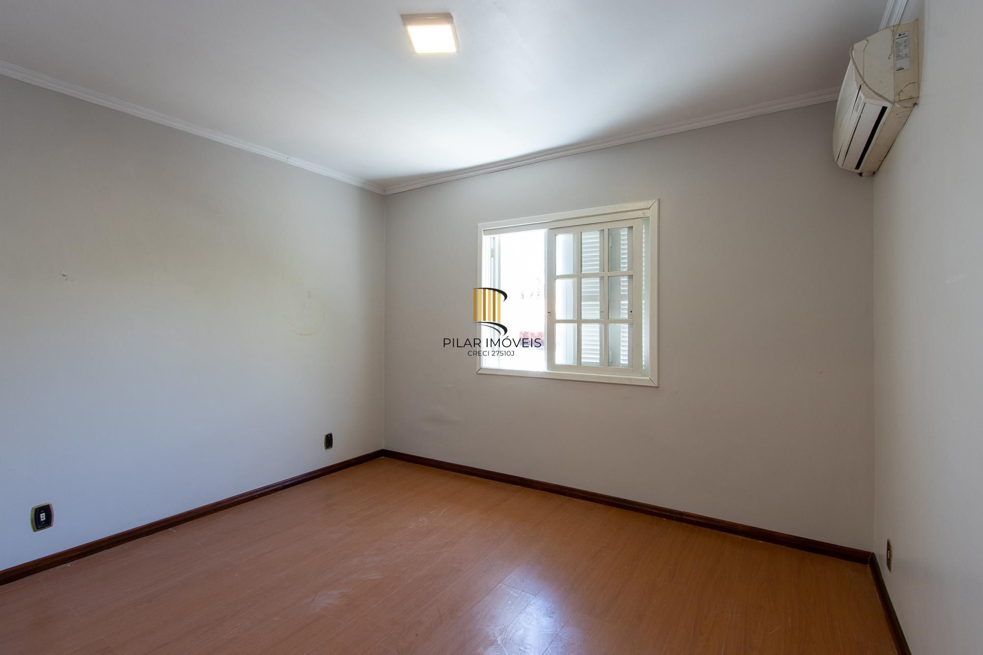 Casa de alvenaria, com 3 quartos, 1 suíte e 3 vagas de garagem.