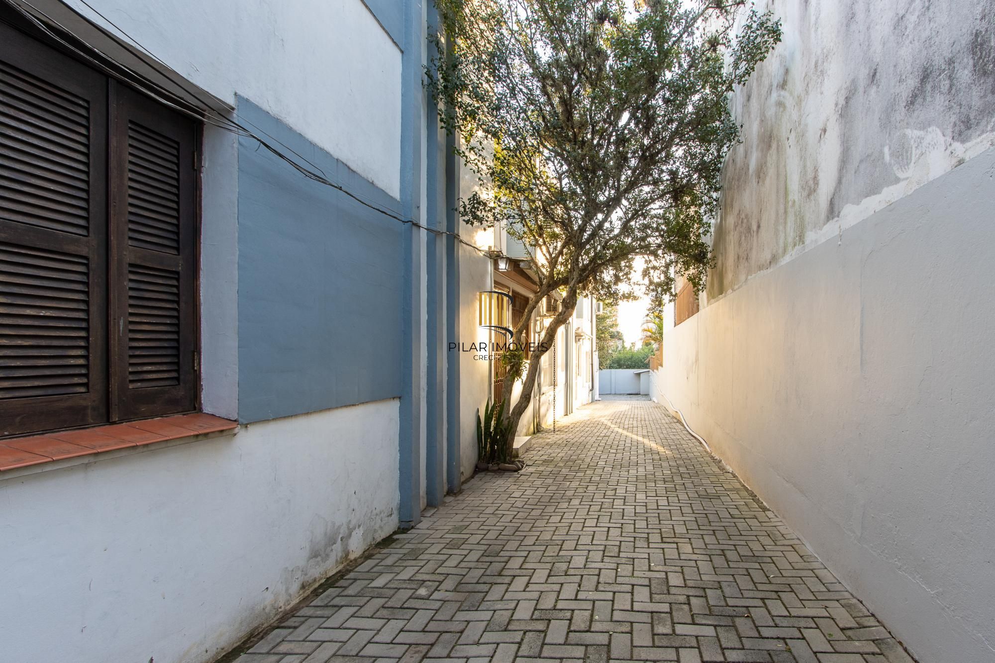 Casa de condomínio, 3 dormitórios, 1 suíte, 1 vaga coberta, no bairro Cristal.