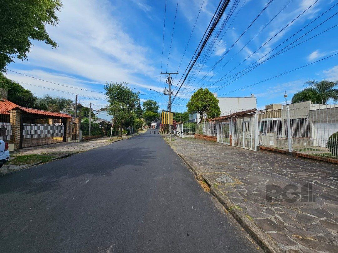 Terreno plano de 426 m², localizado na Rua Padre João Batista Reus,