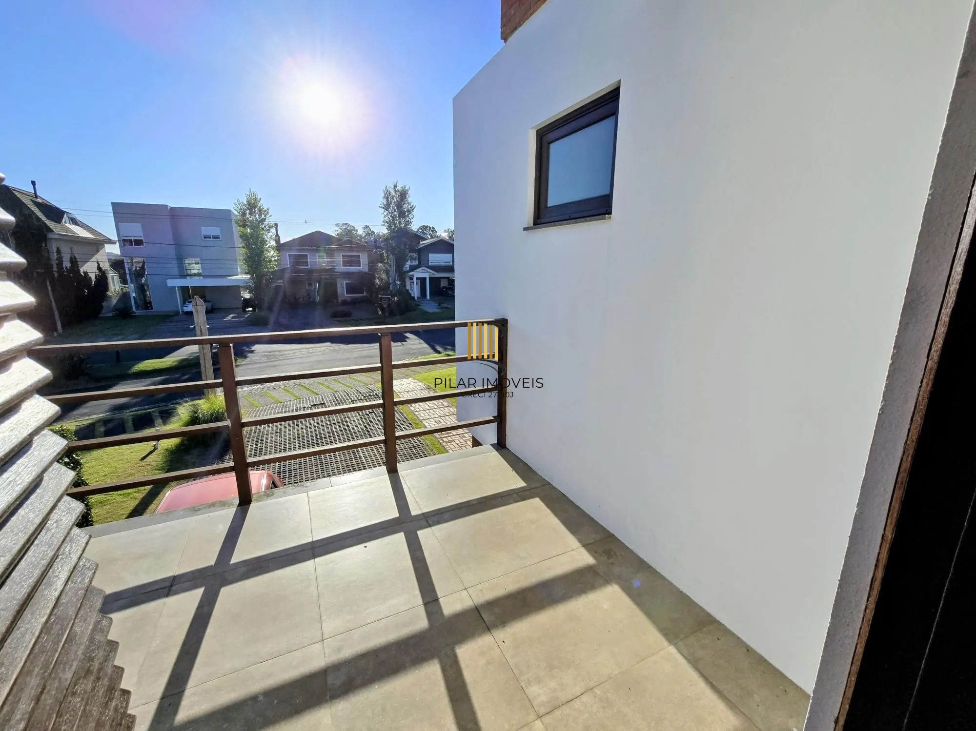Casa no Condominio Terra Ville.  3 suites, com fundo para o lago.