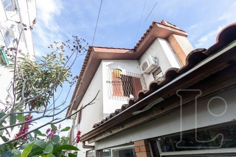 Sobrado para Venda - 241m², 4 dormitórios, sendo 1 suites, 1 vaga - Camaquã