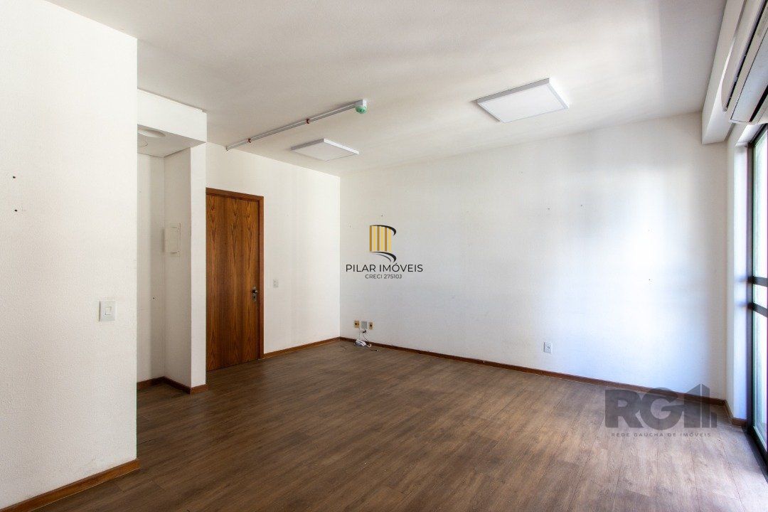 EXCELENTE SALA COMERCIAL, muito bem localizada no bairro Menino Deus, 01 banheiro, sacada e ar condicionado split, toda montada