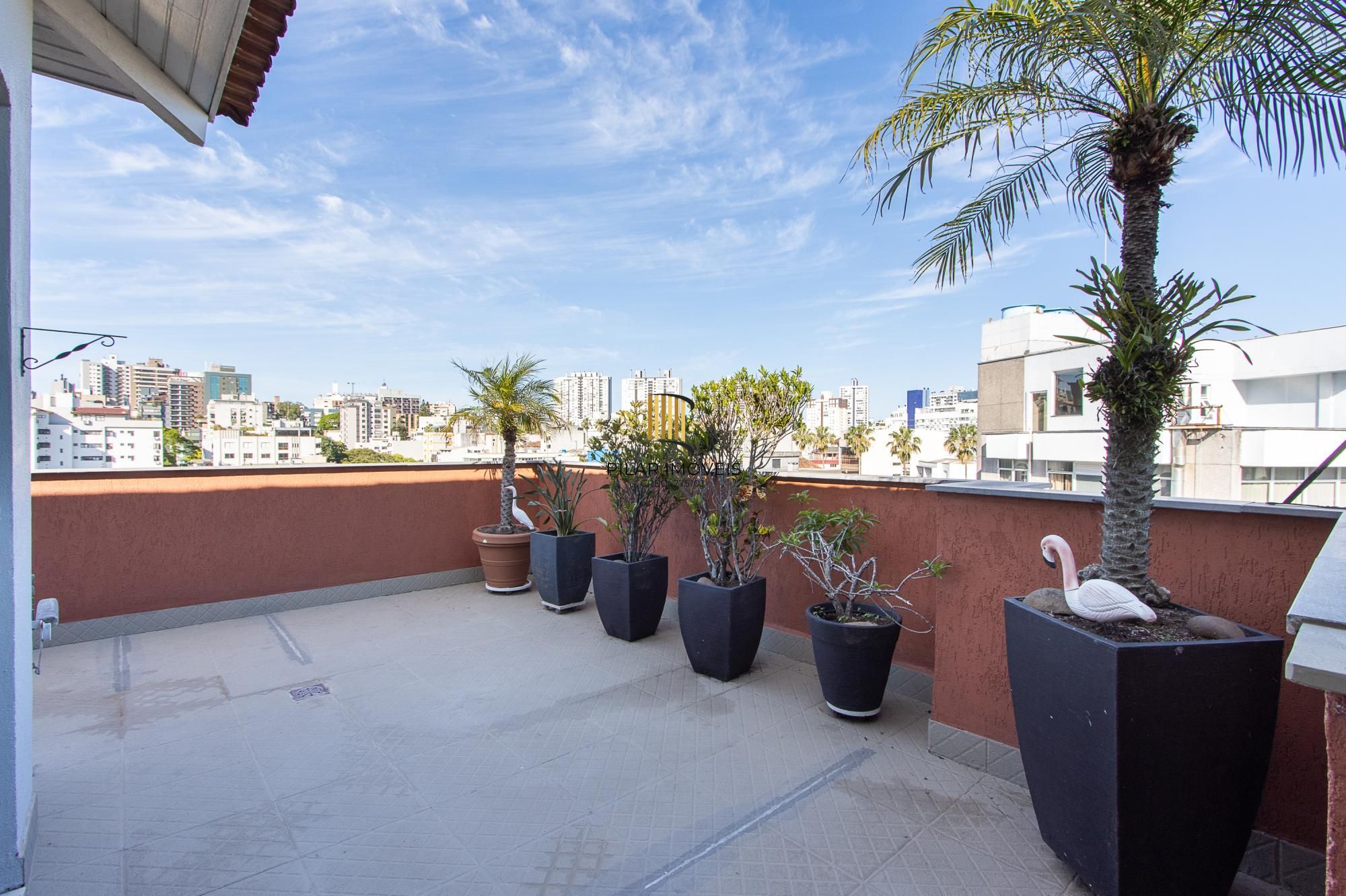 Cobertura com 2 dormitórios, incluindo 1 suíte.