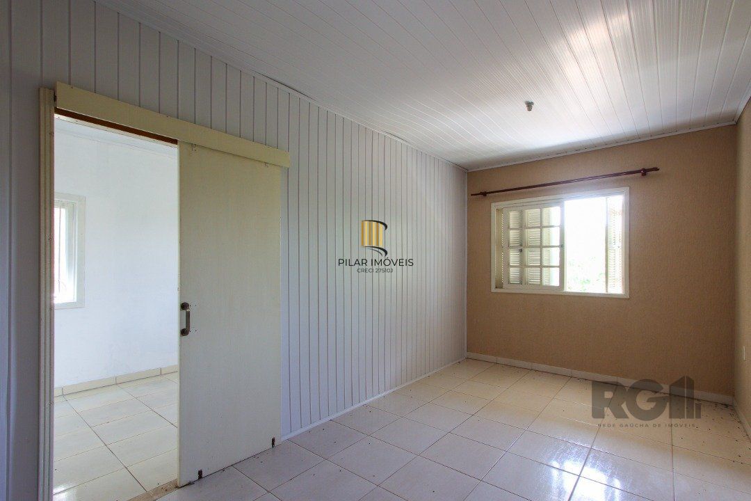 Casa com 109m² de área privativa, possui 02 dormitórios, living para 2 ambientes, cozinha, 2 banheiros