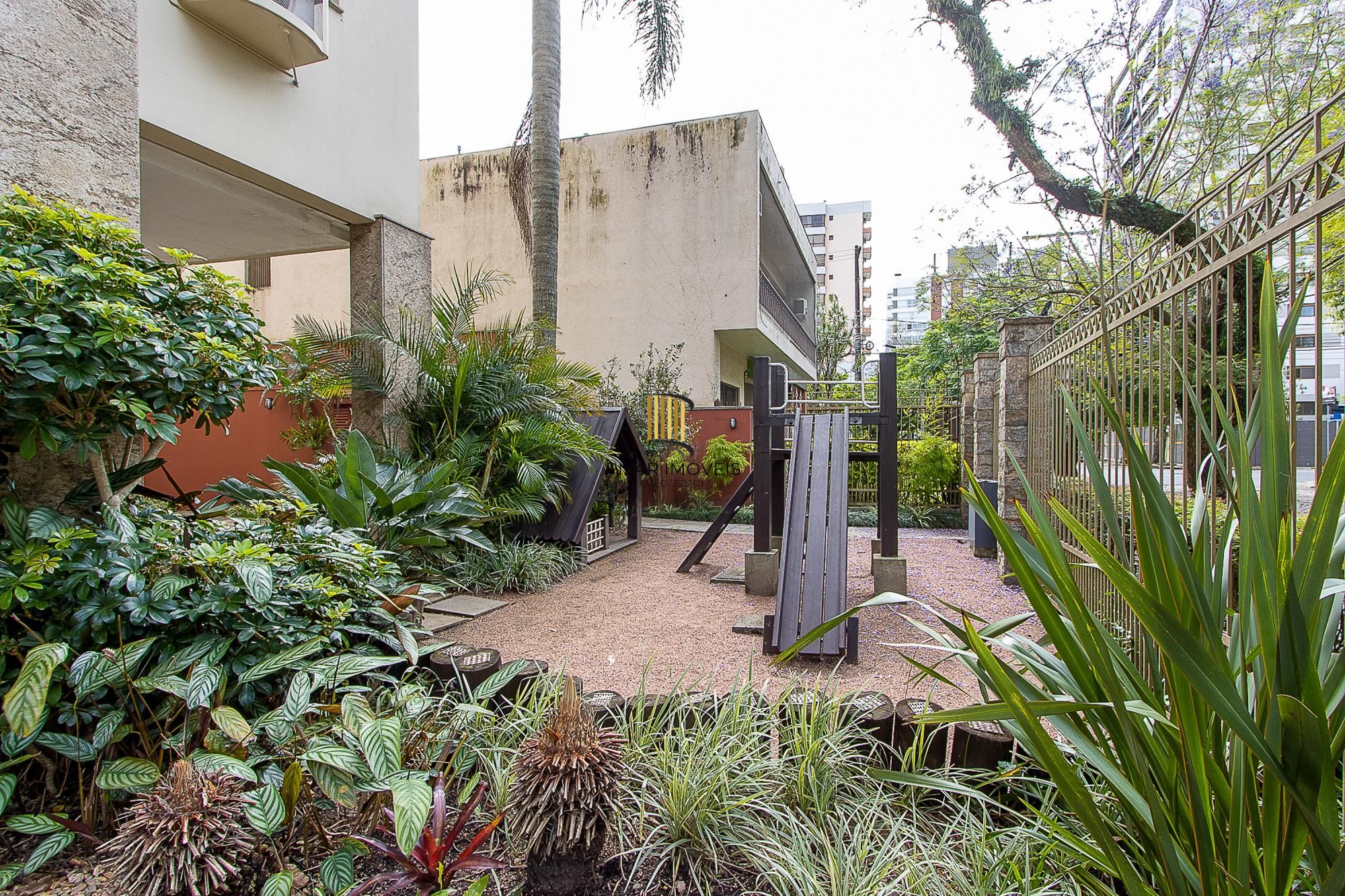 Apartamento 3 quartos, 1 suite, dependência, sacada com churrasqueira, 2 vagas - Bairro Menino Deus