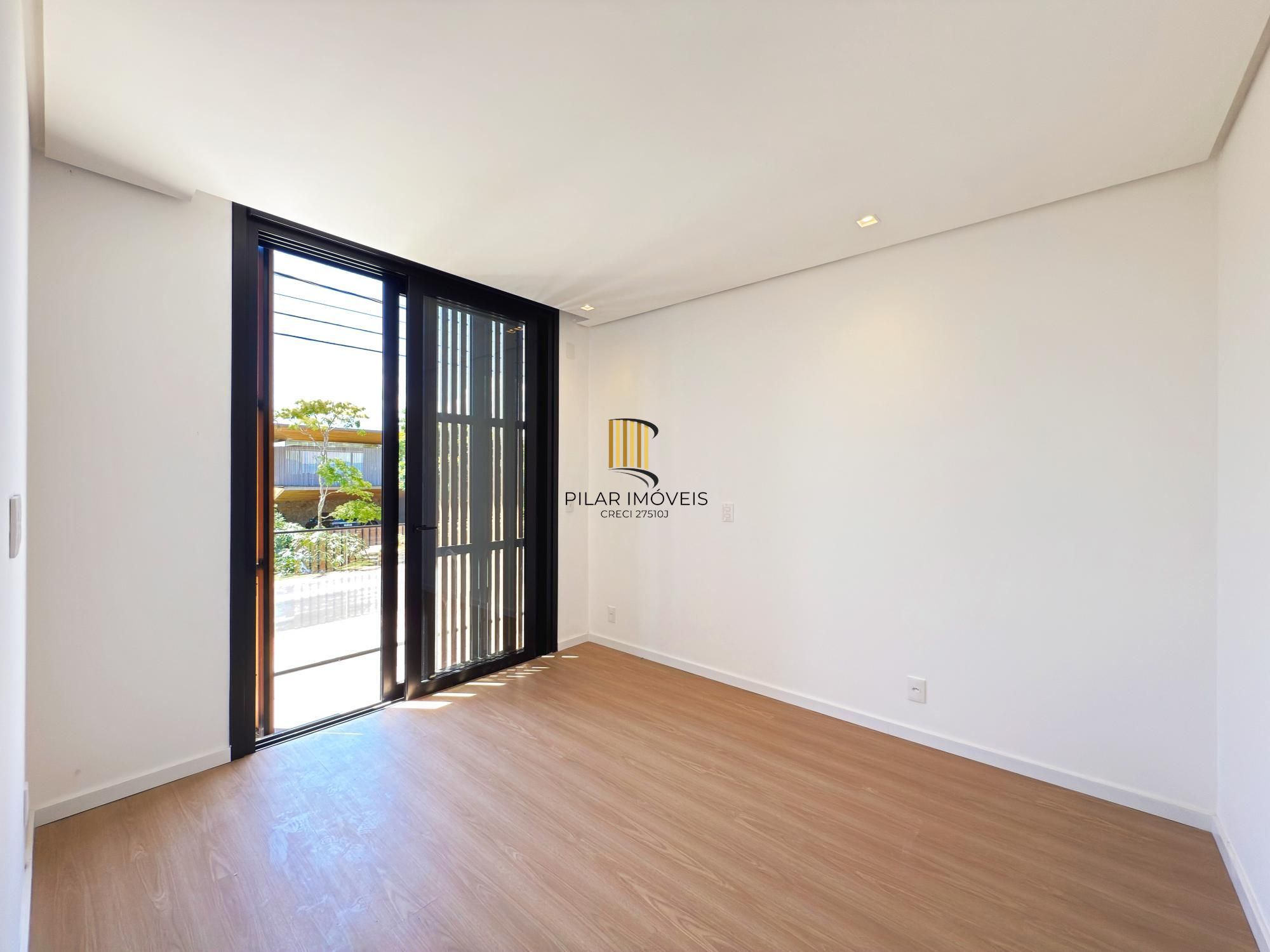 A casa conta com 434m2 de área construída, mas com um aproveitamento total dos 1.012m2 do lote