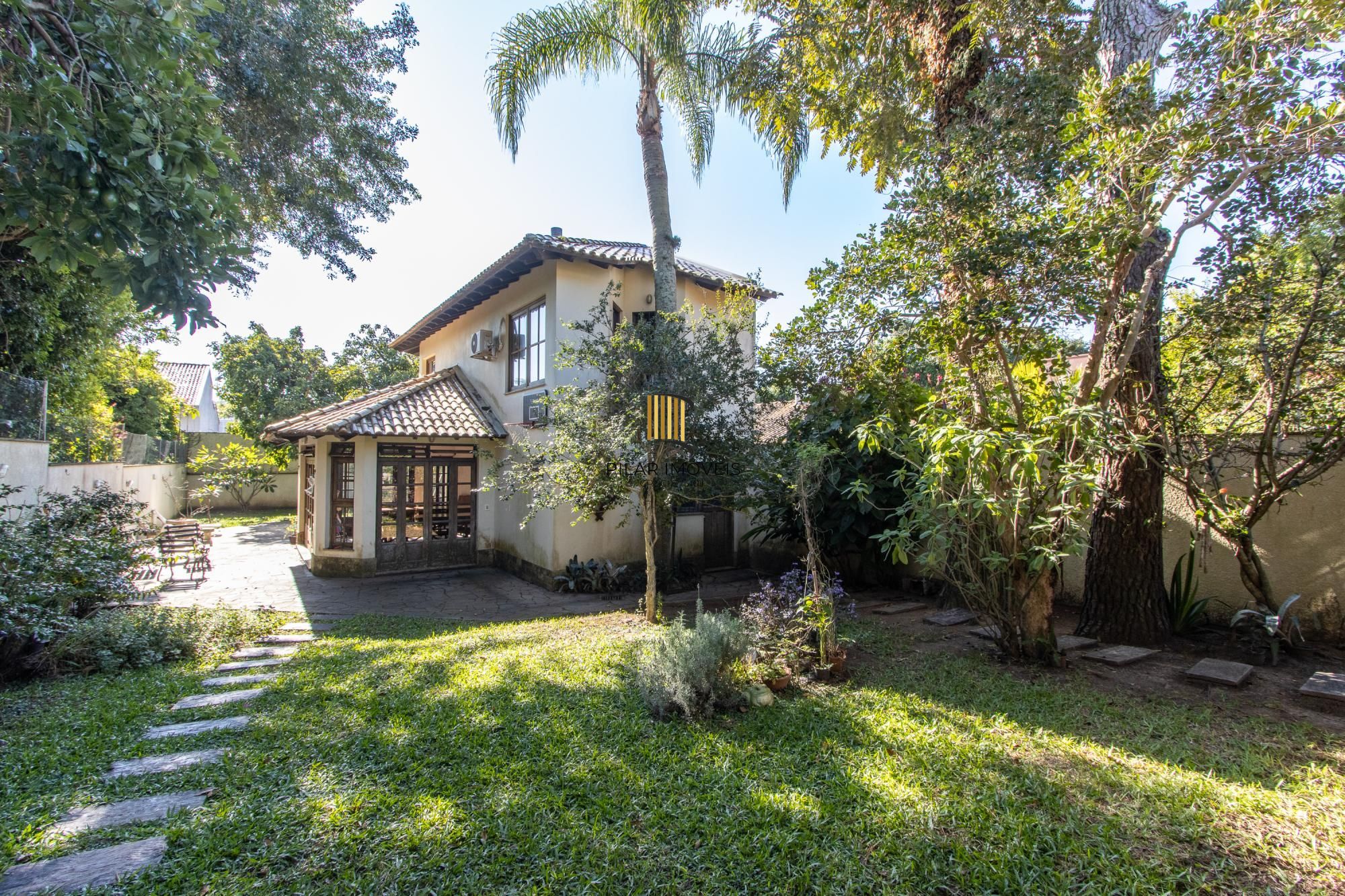 Casa com 3 quartos e 357m² à venda em Tristeza, Porto Alegre.