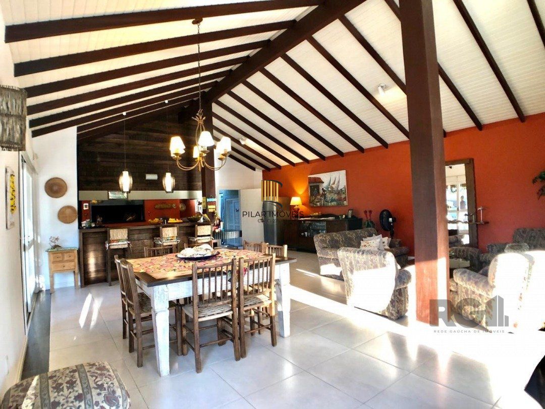 EM ATLÂNTIDA, CASA COM 1140m², 320 m² DE ÁREA PRIVADA, 3 DORMS (1 SUÍTE)