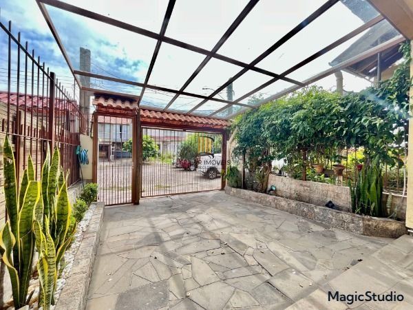 A casa possui 78m² de área construída, com um adicional de 20m²