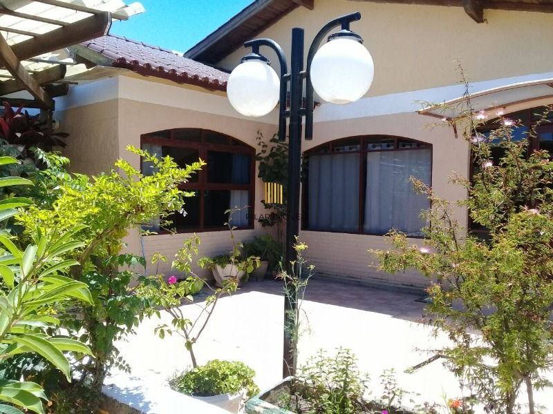 Casa para Venda - 150m², 2 dormitórios, 5 vagas - Ponta Grossa
