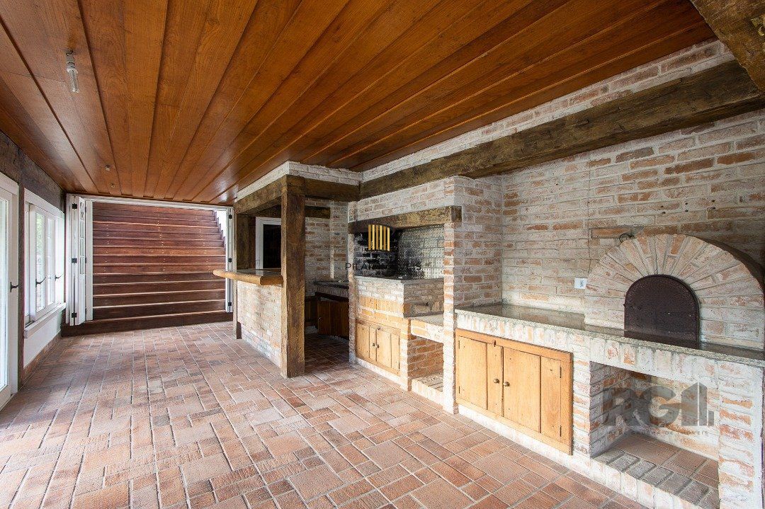 Casa Condomínio a Venda - 880m², 5 dormitórios, sendo 2 suítes, a master com lareira, 4 vagas - Cavalhada
