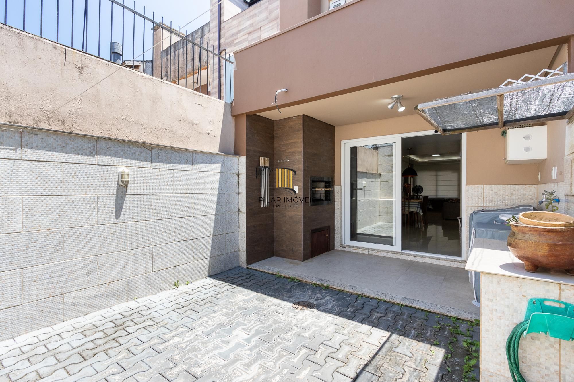 Sobrado com 2 suites e 2 vagas de garagem - Bairro Guarujá