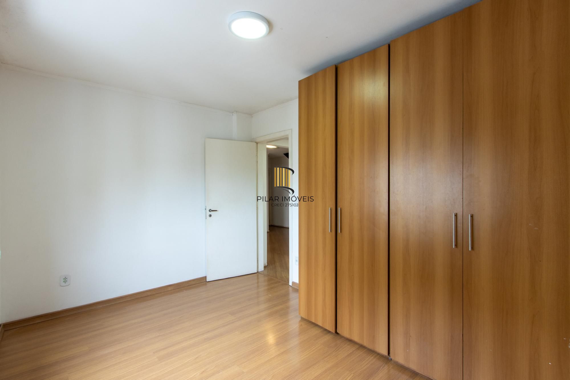 Cobertura com 137m², no Bairro Cristal, de 2 dormitórios, sento uma suíte, ampla sacada, churrasqueira, vista panorâmica, vaga coberta.