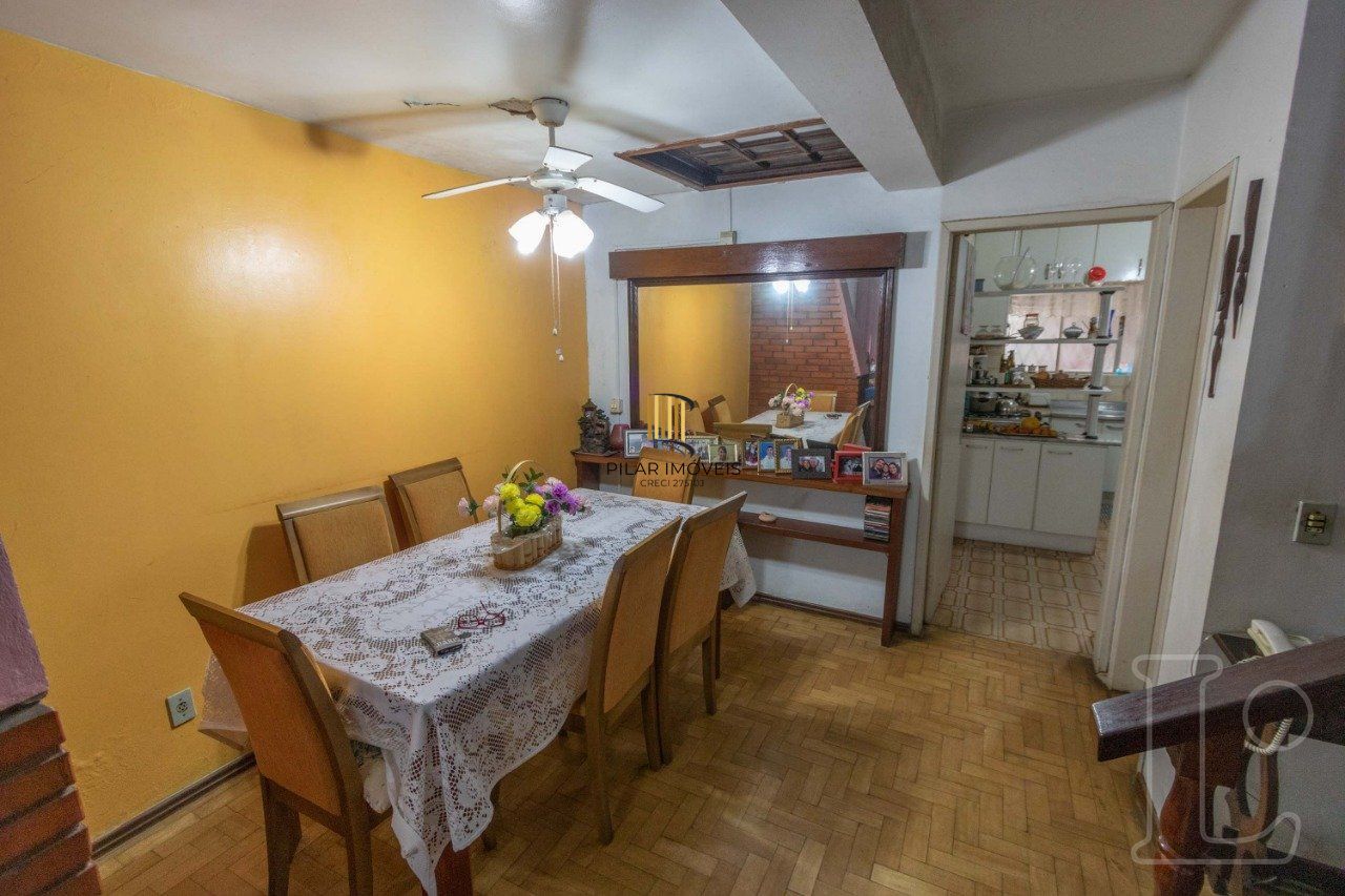 Sobrado para Venda - 241m², 4 dormitórios, sendo 1 suites, 1 vaga - Camaquã