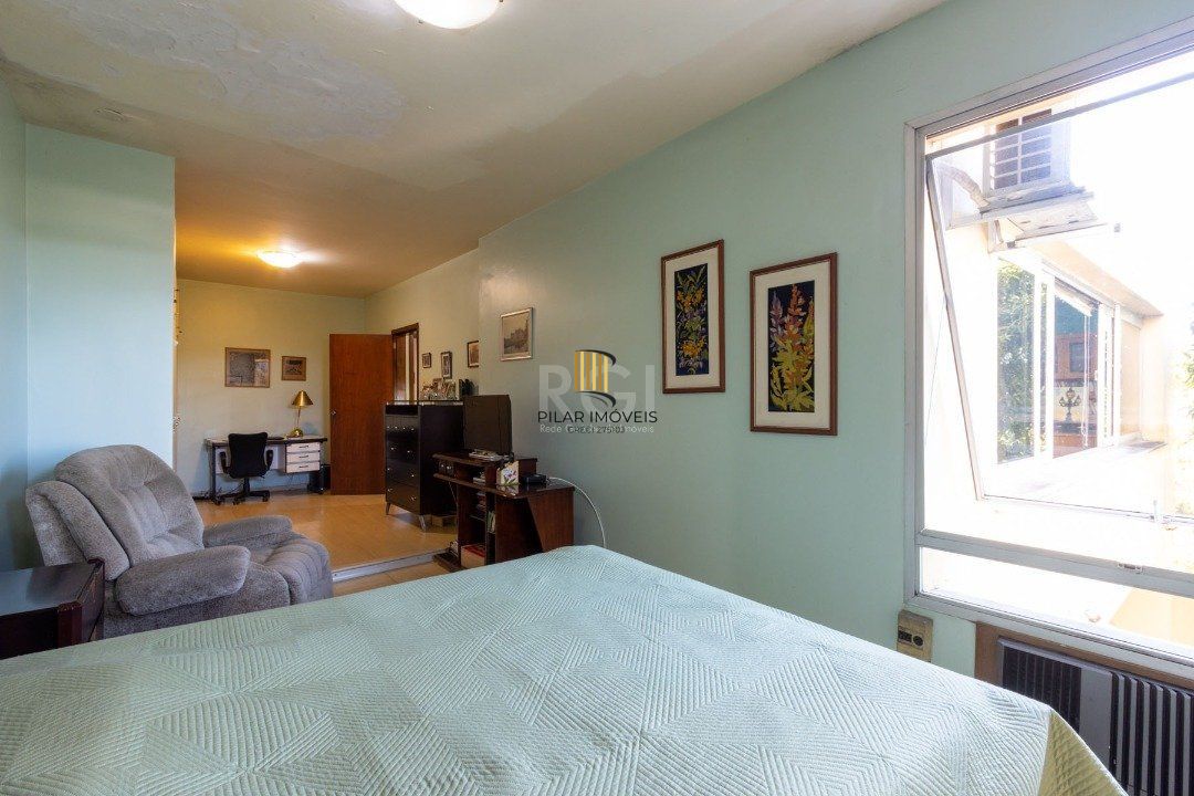 Sobrado com 345m² privativos, 3 suites, 2 vagas, churrasqueira. pátio com piscina - Bairro Cristal
