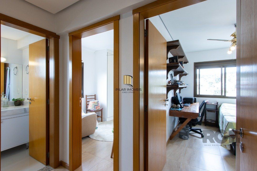 Apartamento possui 3 dormitórios, sendo 1 suíte, semi-mobiliado, com 107,27m² de área privativa, living para 2 ambientes, espaço gourmet com churrasqueira, cozinha com área de serviço; 2 vagas simples de garagem