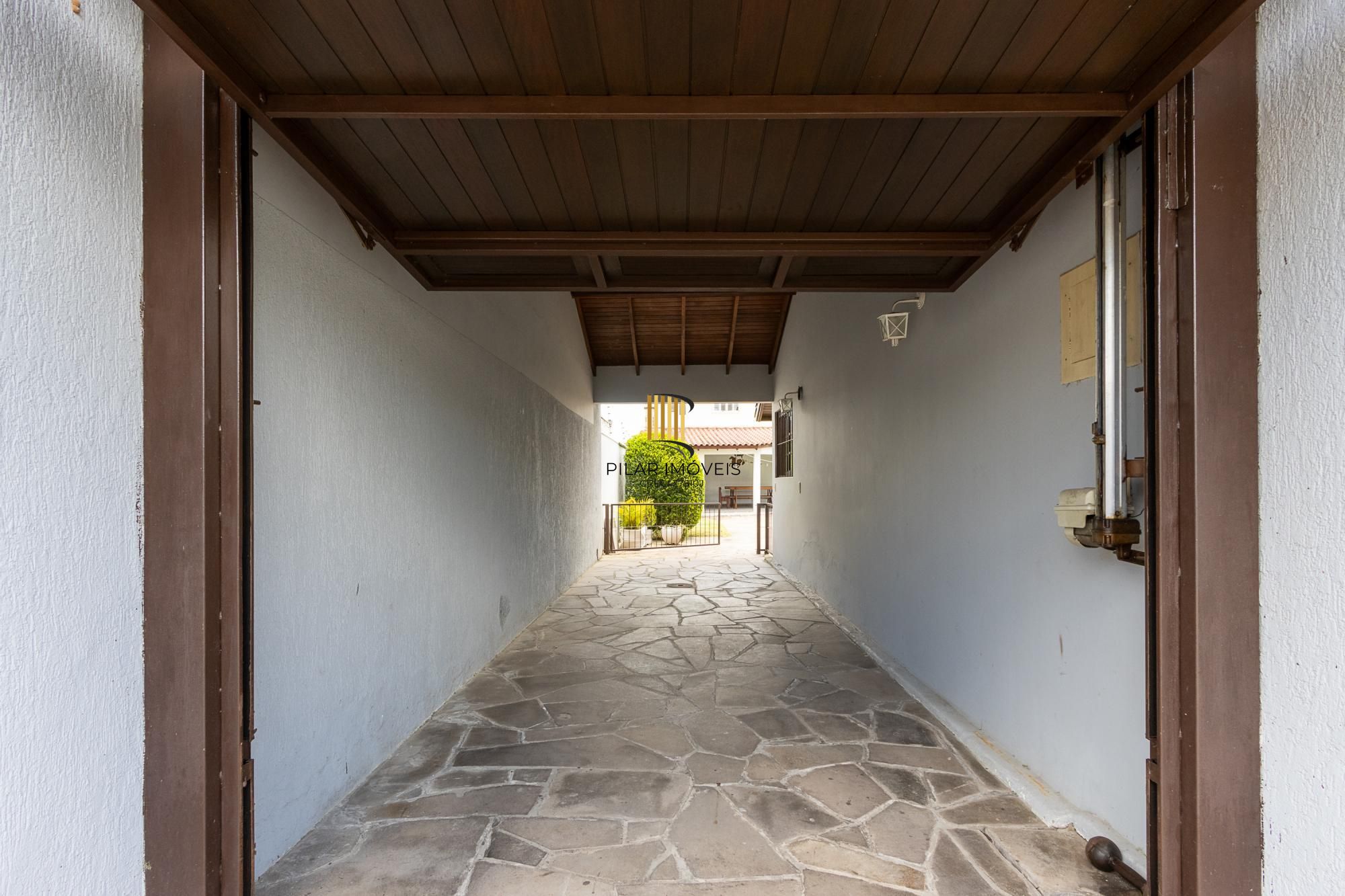 Sobrado, 3 quartos, 2 vagas, pátio com piscina - Bairro Nonoai