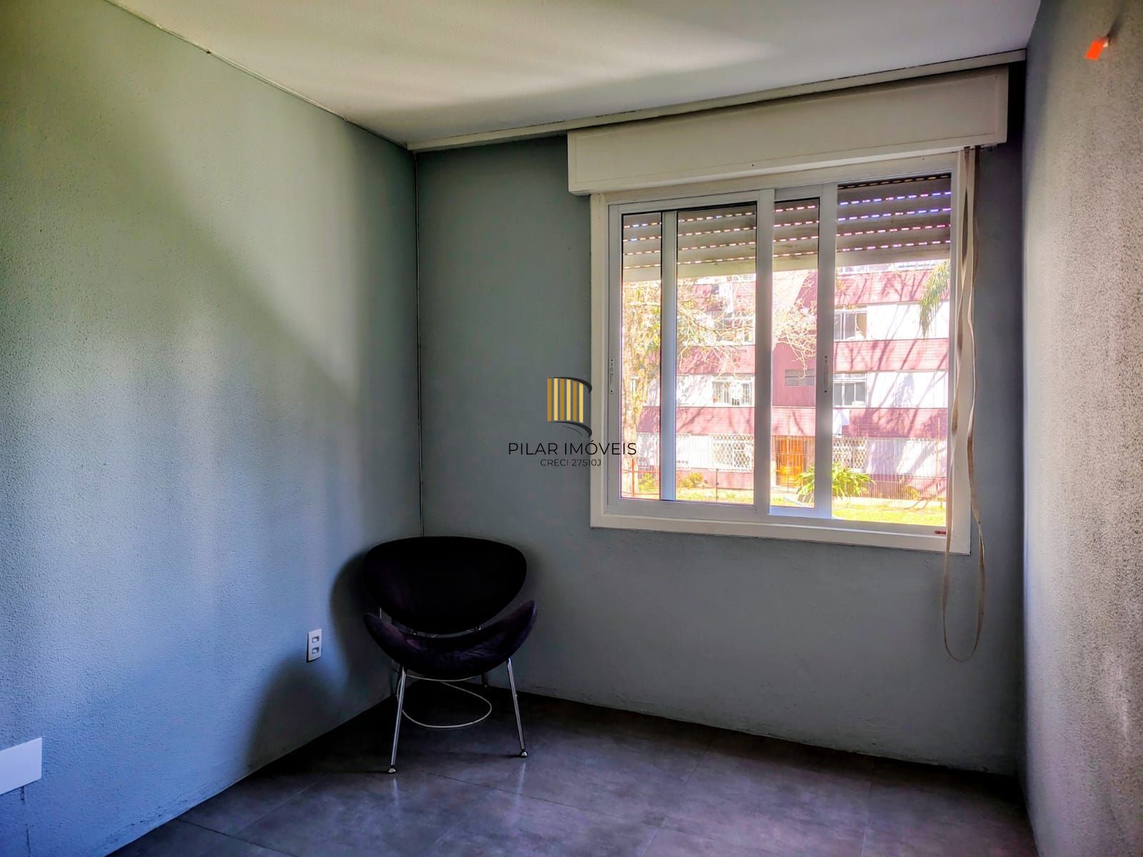 Apartamento de 2 dormitórios, living, cozinha, área de serviço e banheiro social.