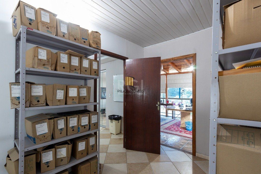 Sobrado para Venda - 300m², 3 dormitórios, sendo 1 suites, 3 vagas - Cavalhada