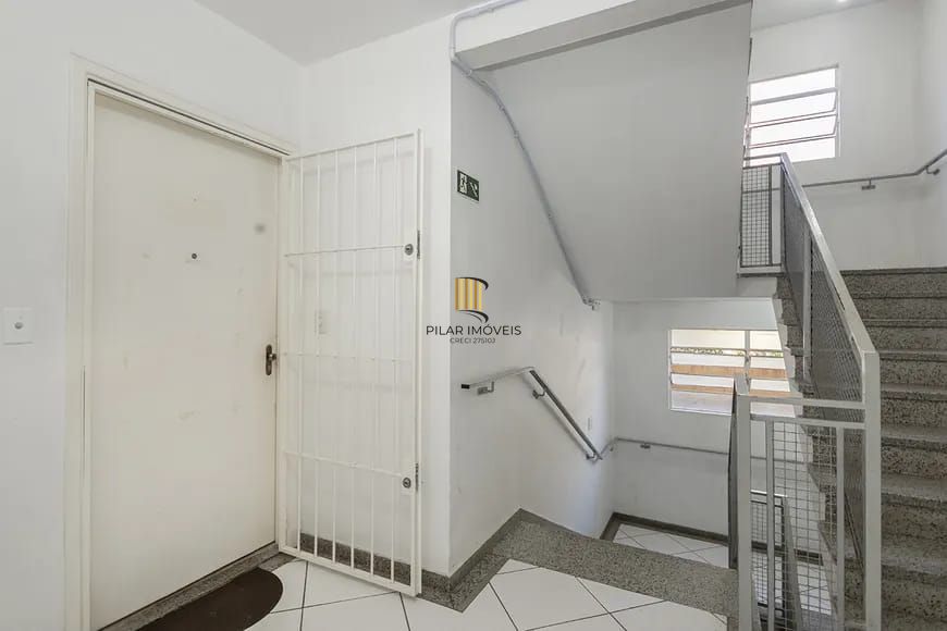 Apartamento de 2 quartos, no Bairro Tristeza, semi-mobiliado, com vaga escriturada.
