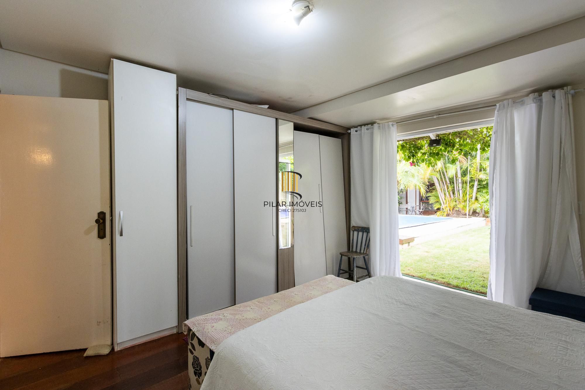 Casa térrea, 2 dormitórios, 1 suíte e 2 vagas no bairro Aberta dos Morros.