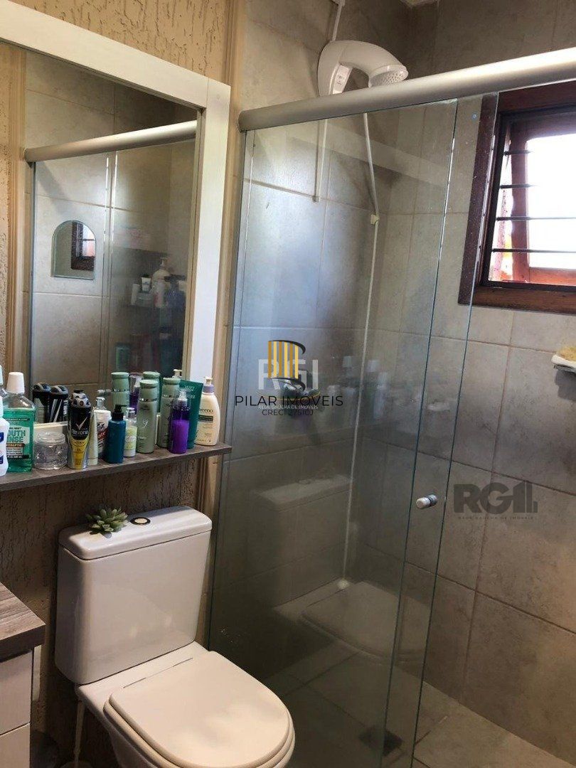 Casa residencial de 3 dormitórios sendo um uma suíte localizada no bairro Guarujá.