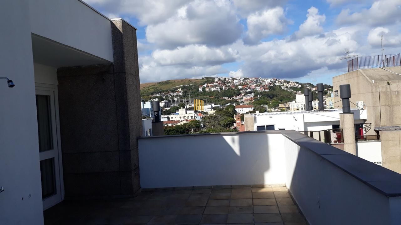 Cobertura com 137m², no Bairro Cristal, de 2 dormitórios, sento uma suíte, ampla sacada, churrasqueira, vista panorâmica, vaga coberta. - Pilar Imóveis